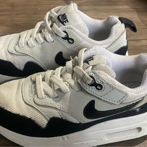 Nike Air Max  Kids Black and White Sneakers